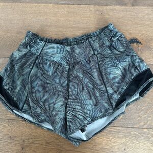 LULULEMON l Hotty Hot Low-rise Short 2.5" Dimensional Icing Blue Multi/black 8